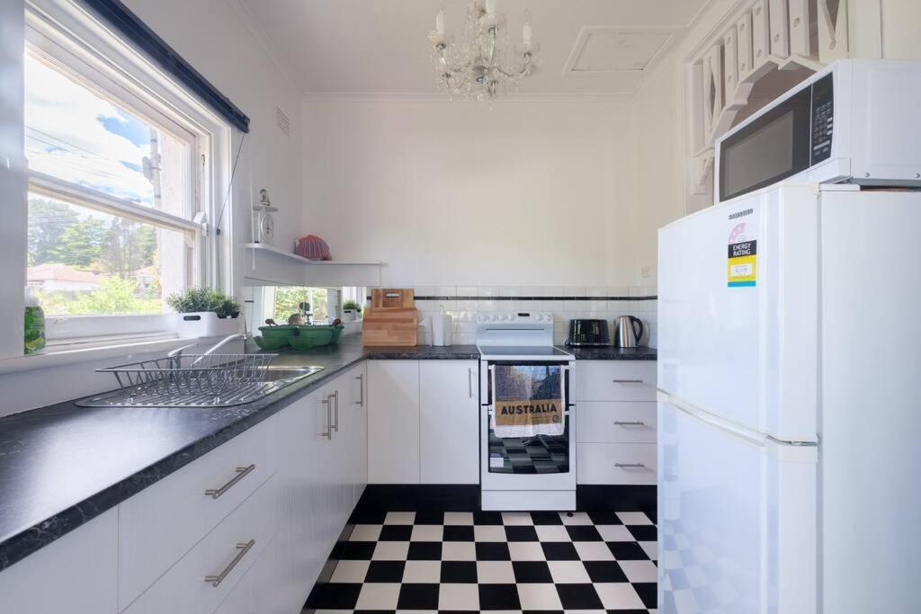 Falls Road Styled Art Deco Sleeps 6 Town Centre Katoomba Bagian luar foto